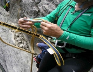  Passaggio della corda nel moschettone 